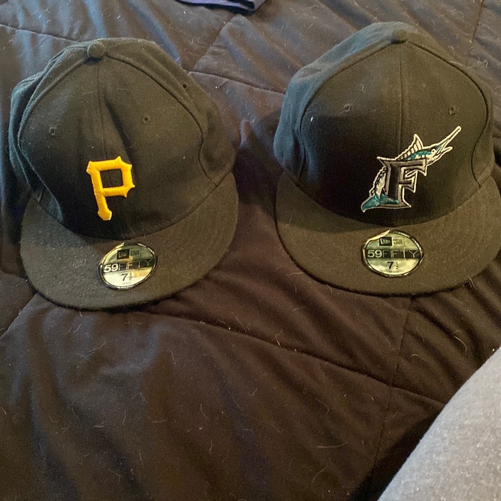 2 Fitted MLB baseball caps